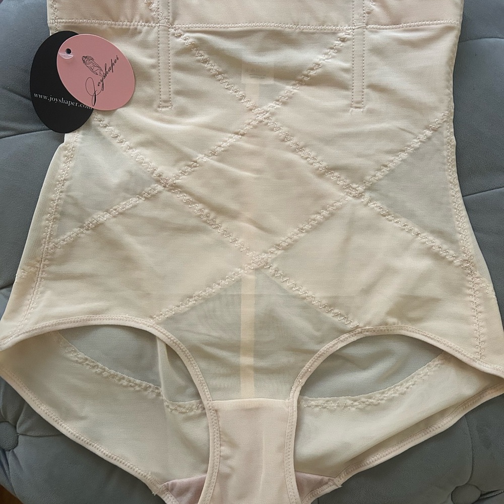 NWT Size M Cream Shapewear